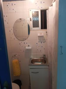 Baño pequeño con lavabo y espejo en Terminal Pajarito, en Santiago