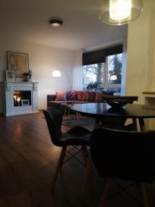 ein Wohnzimmer mit einem Tisch und einem Sofa in der Unterkunft Quartier am Campus in Oldenburg
