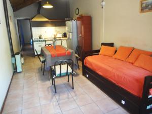 1 dormitorio con cama, mesa y cocina en Depto en San José en Barraquero