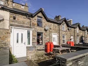 TanygrisiauにあるGlan-yr-Afon Cottageの赤火水薬を前に建てた建物