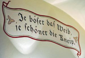 un mensaje escrito a mano en un plato con una escritura en él en Schwerter Schankhaus & Hotel, en Meißen