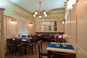 une salle à manger avec des tables et des chaises dans un restaurant dans l'établissement Schwerter Schankhaus & Hotel, à Meissen