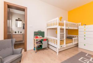 ein Kinderzimmer mit einem Etagenbett und einem Sofa in der Unterkunft Villa Lucija in Biograd na Moru + 49 Fotos
