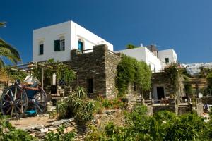 a house with a cannon in front of it at Apollon-Artemis Apartments in Apollonia