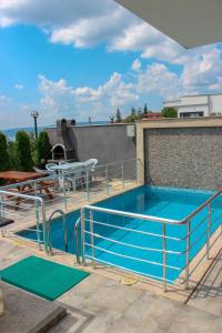 una piscina en la azotea de un edificio en Sawsana Villalari, en Sapanca