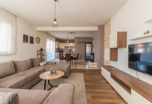 ein Wohnzimmer mit Sofa und Tisch in der Unterkunft Villa Lucija in Biograd na Moru