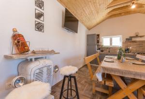 eine Küche und ein Esszimmer mit einer Heizung und einem Tisch in der Unterkunft Villa Lucija in Biograd na Moru