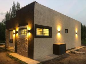 een huis met lichten aan de zijkant bij Casa "La Margarita" - Villa 25 de Mayo, San Rafael in San Rafael