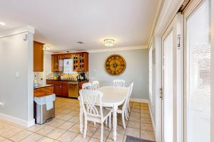 a kitchen with a table and chairs in a room at Navarre Hideaway in Navarre