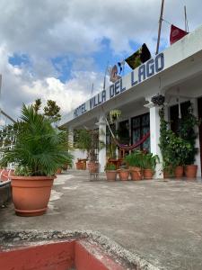 a store with potted plants in front of it at Hotel Villa del Lago, Gladys in San Pedro La Laguna