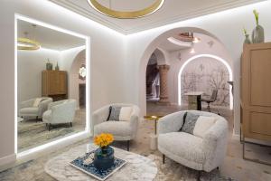 uma sala de estar com duas cadeiras e um espelho em Casa Cleo Luxury Plus by Viadora em Cidade do México