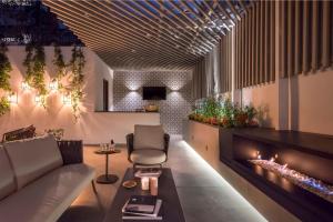 salon z kanapą i kominkiem w obiekcie Casa Cleo Luxury Plus by Viadora w mieście Meksyk