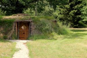 une petite maison avec une porte dans un champ dans l'établissement Le Nid Dans Les Bruyères, à Fère-en-Tardenois