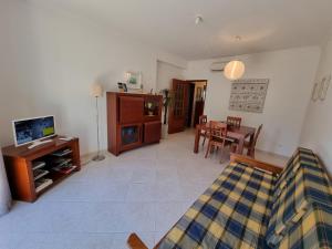 阿爾圖拉的住宿－Apartamento Praia de Altura by Homekeys，带沙发的客厅和用餐室