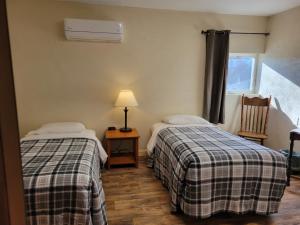 Un pat sau paturi într-o cameră la Little River Inn Motel