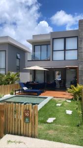 帕蘇-迪卡馬拉日比的住宿－Casa Maldivas em São Miguel dos Milagres，庭院中带游泳池的房子