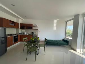 eine Küche und ein Esszimmer mit einem Tisch und Stühlen in der Unterkunft Condominio Campestre Laguna Club Cartagena in Los Arrayanes