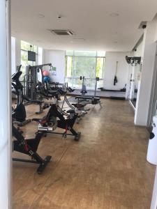 een fitnessruimte met diverse loopbanden en hometrainers bij Condominio Campestre Laguna Club Cartagena in Los Arrayanes