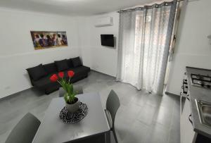 Televízia a/alebo spoločenská miestnosť v ubytovaní Maya's Home