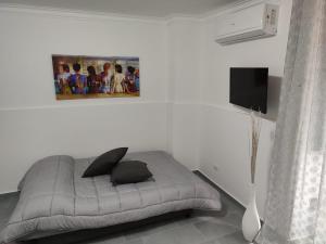 Televízia a/alebo spoločenská miestnosť v ubytovaní Maya's Home
