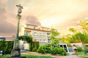 a statue in front of a building at Hotel San Carlo in Coirón