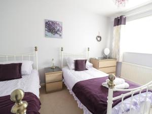 ein Schlafzimmer mit zwei Betten und einem Fenster in der Unterkunft Manesty View in Keswick