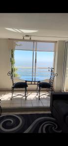 - un salon avec vue sur l'océan dans l'établissement Departamento EUROMARINA I para parejas primera línea de playa, à Viña del Mar