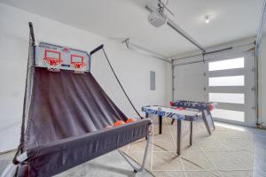 a gym with a basketball hoop and a net at Twin Falls Modern Retreat in Twin Falls