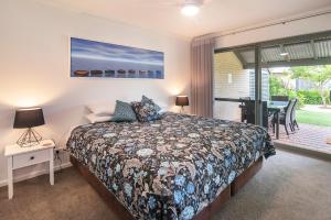 1 dormitorio con cama, mesa y ventana en Bayshore Beachside Resort, en Dunsborough