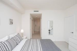 Ένα ή περισσότερα κρεβάτια σε δωμάτιο στο Luxury Studio Apartment in Downtown Doral +25 φωτογραφίες