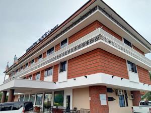 un edificio con muchas ventanas en Super OYO 90464 Borneo Suites Hotel, en Kota Kinabalu