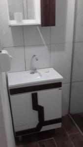 a bathroom with a sink and a mirror at N1-3 Apto Céntrico Pequeño Habitación C/ Aire Acondicionado P/4 Personas Baño Privado in Artigas