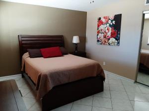 a bedroom with a bed and a painting on the wall at Desert Gem in Twentynine Palms +50 photos