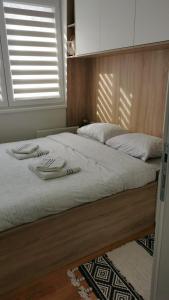 Bjelašnica Vukov Vis 09 - apartment with a bedroom tesisinde bir odada yatak veya yataklar