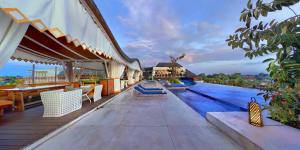 Bazén v ubytování TS SUITES Seminyak Bali nebo v jeho okolí