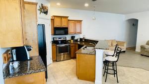cocina con armarios de madera y encimera en Casa Flamingo en Cape Canaveral
