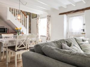 ein Wohnzimmer mit Sofa und Tisch in der Unterkunft Middle Cottage in Newport