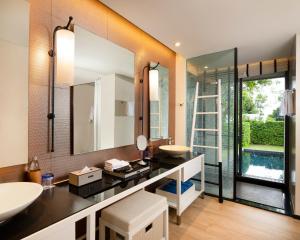 Bazén v ubytování The ShellSea Krabi I Luxury Beach Front Resort & Pool Villa nebo v jeho okolí