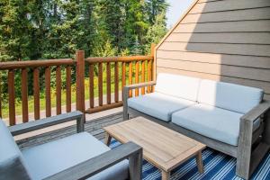 En balkon eller terrasse på Cozy Mountain Retreat w/ Private Hot Tub