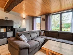 ein Wohnzimmer mit einem Sofa und einem Tisch in der Unterkunft Gite in Lessive close to Rochefort in Rochefort