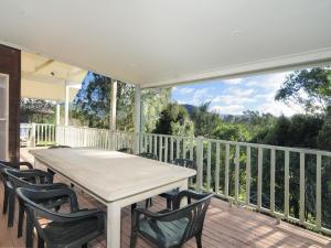 porche con mesa y sillas en la cubierta en Bonnie Doon Family friendly home en Kangaroo Valley
