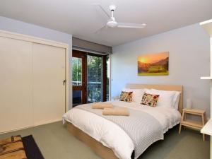 1 dormitorio con 1 cama y ventilador de techo en Budderoo Unique with 270 degree views en Upper Kangaroo River