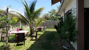 un patio con mesas y sillas en Mambo Ecohostal, en San Lorenzo