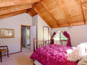 a bedroom with a bed with a wooden ceiling at Orange Blossom Retreat in Kangaroo Valley