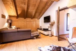 a living room with a couch and a tv at Ferienhaus Winkler in Anterivo