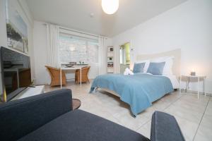 um quarto com uma cama e uma sala de estar em Apartment Blue - Zentral und gut angebunden em Dusseldorf