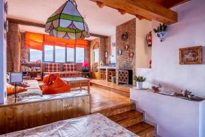 ein Wohnzimmer mit einem Kronleuchter und einem Kamin in der Unterkunft Alojamiento Rural Cuatro Estaciones in Capileira