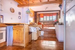 A kitchen or kitchenette at Alojamiento Rural Cuatro Estaciones