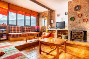 A television and/or entertainment centre at Alojamiento Rural Cuatro Estaciones