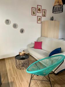 uma sala de estar com um sofá branco e uma mesa em Estudio Pajar rural con bonito jardín - Los Gayoles Rural em Castropol
